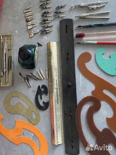 Лекало, ручки с перьями,зелёные чернила,линейки