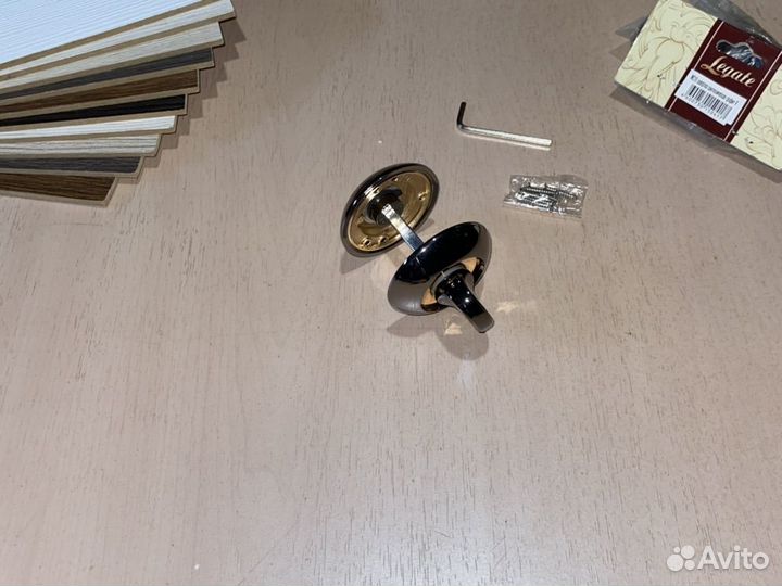 Поворотник для запирания межкомнатной двери