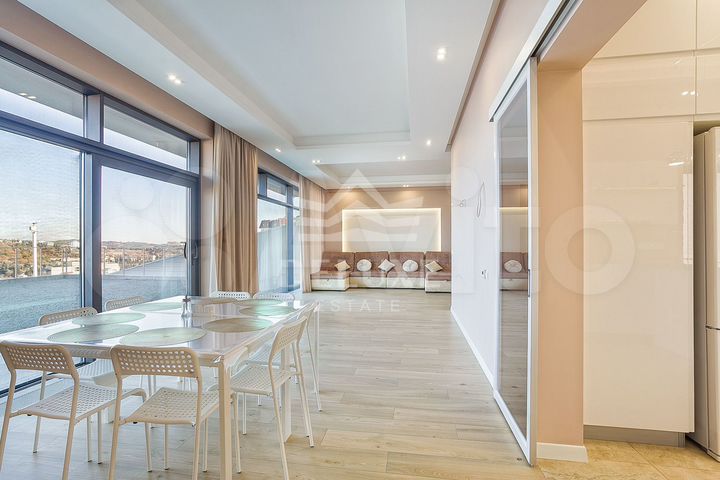 Дом 858 м² на участке 11 сот.