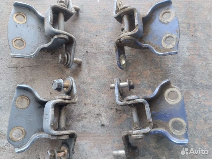 Петля задней двери Chevrolet Aveo T200 Т250