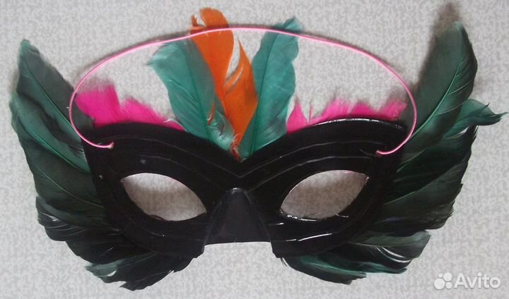 Маска с перьями на глаза