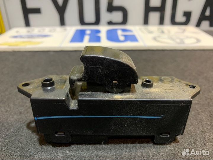 Кнопка стеклоподъемника задняя левая Mitsubishi