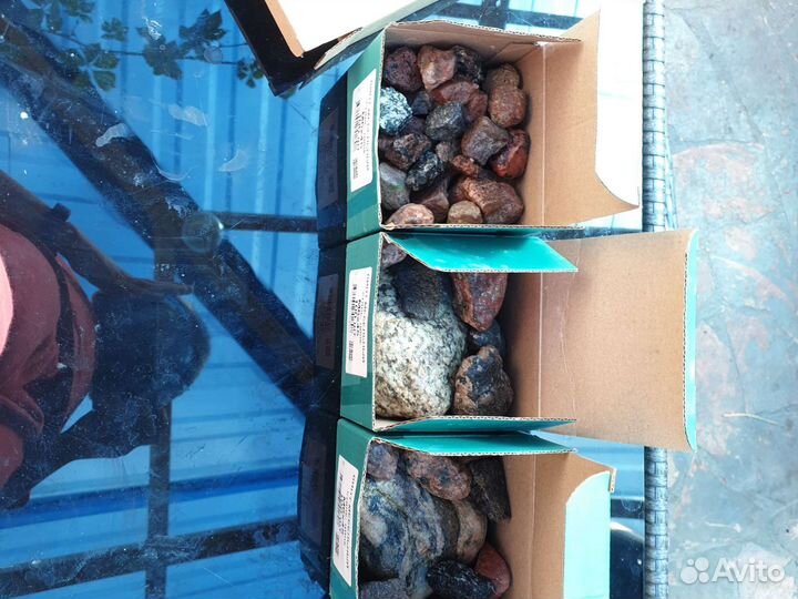 4 коробки красивых камней