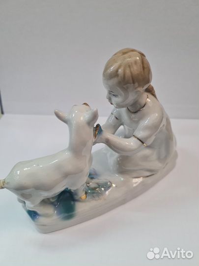 Статуэтка девочка с козлёнком гжель
