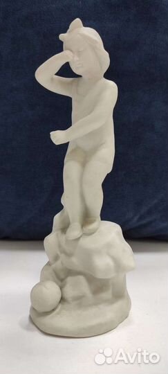 Фарфоровая статуэтка