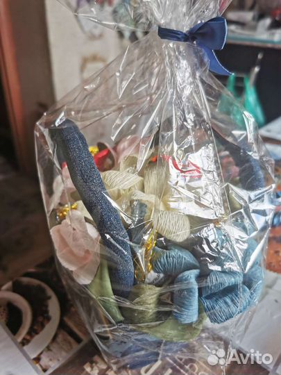 Композиция с цветами из гофр. бумаги с конфетами