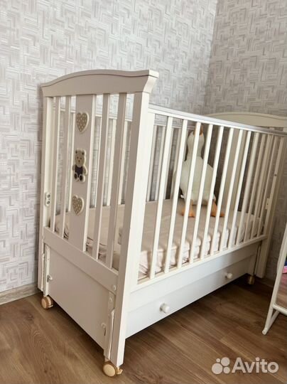 Детская кроватка с продольным маятником