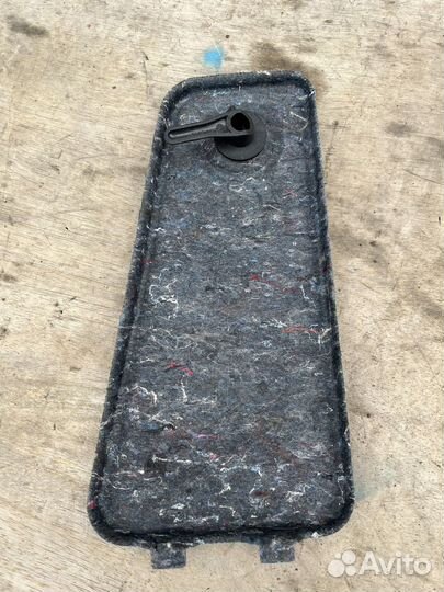 Заглушка обшивки багажника правая W212