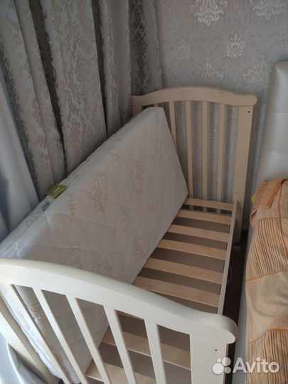 Детская кроватка с маятником