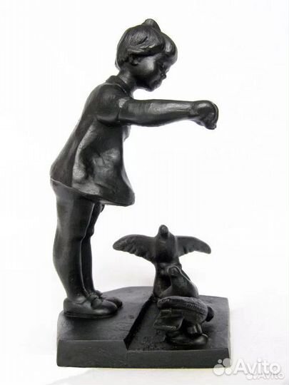 Девочка кормит голубей Каслинское литье Куса 1974