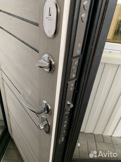 Дверь. Чикаго. Дуб. Шале