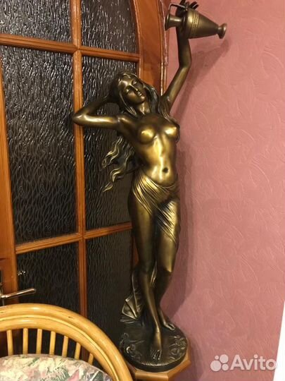 Статуя Девушка с кувшином