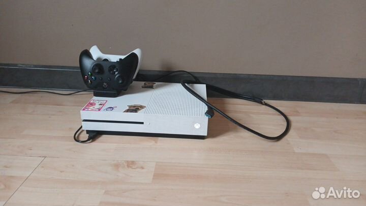 Xbox one s 1tb с двумя геймпадами