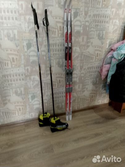 Лыжные палки лыжи и ботинки