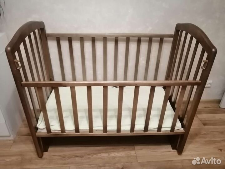 Детская кроватка с продольным маятником