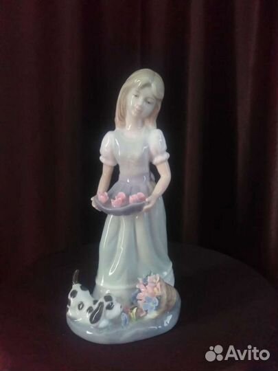 Статуэтки фарфоровые 