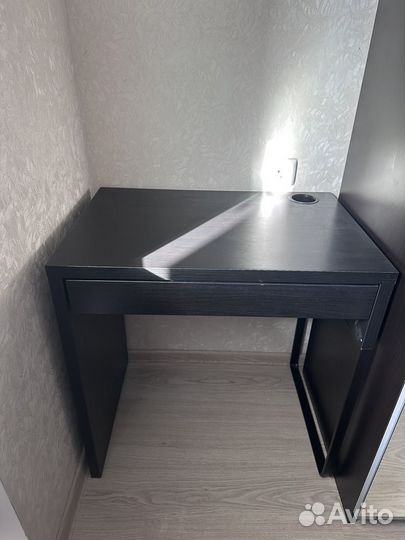 Стол микке Письменный стол micke