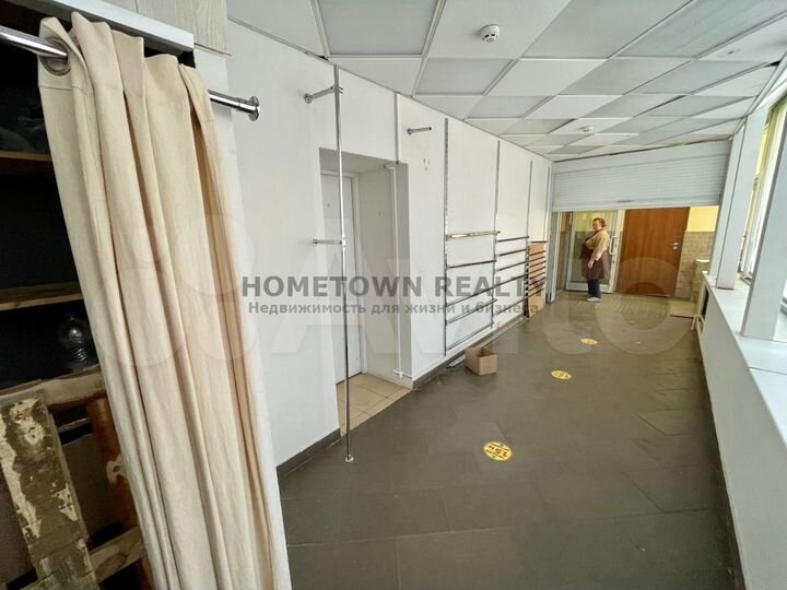 Торговое помещение на 1 этаже при входе - 15.8 м²