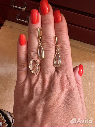 Золотые серьги с морганитом