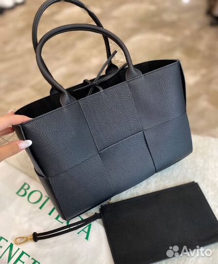 Сумка Bottega veneta arco tote в черном цвете