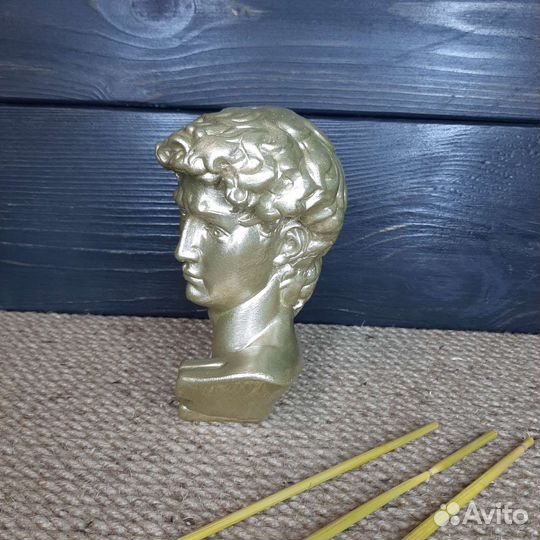 Гипсовая голова Давида золотая
