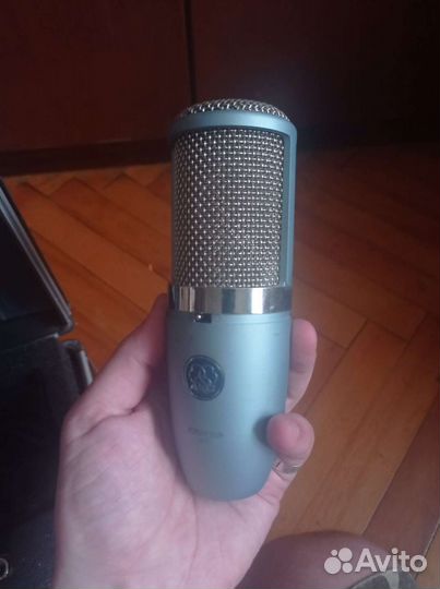 Студийный микрофон