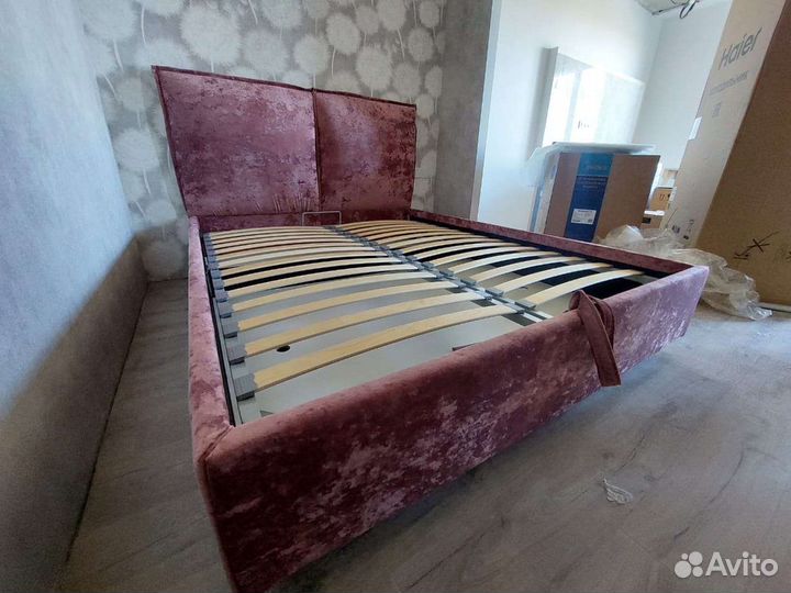 Кровать с мягким изголовьем