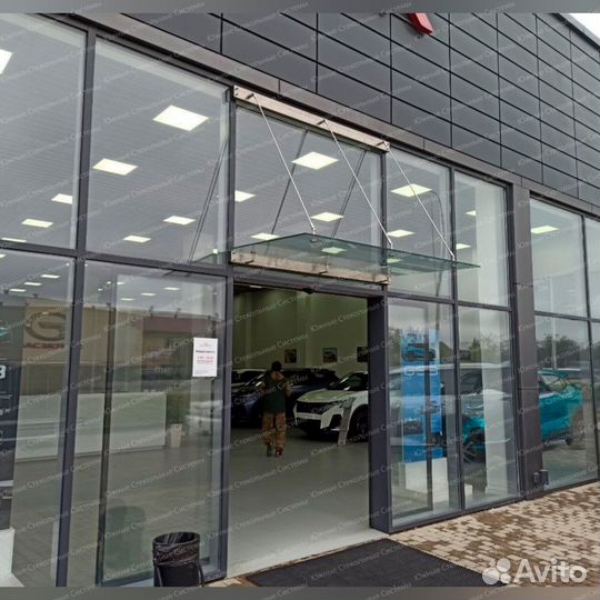 Стеклянный козырек над входом