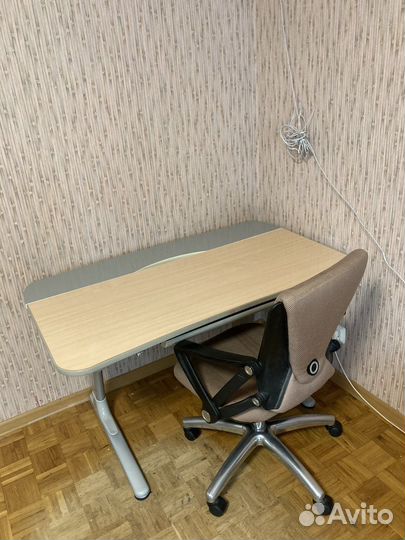 Стол для школьника регулируемый и кресло