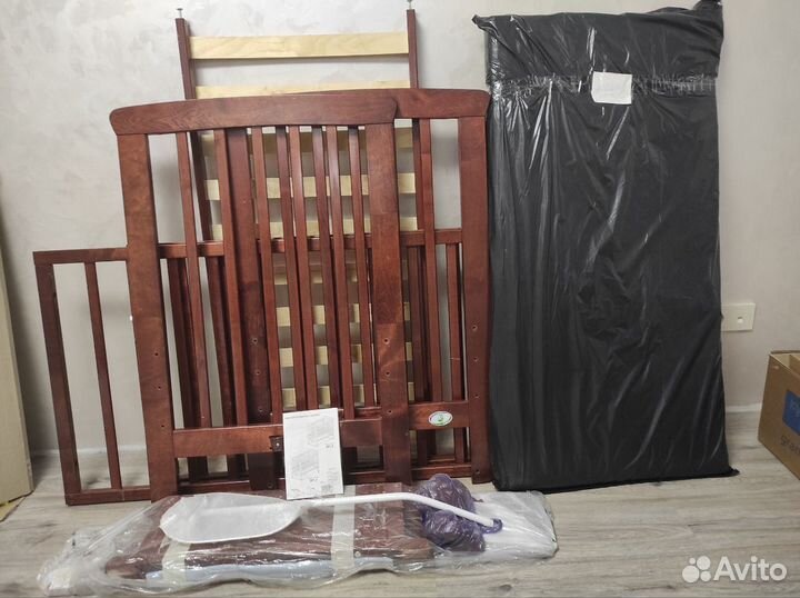 Кровать детская с маятниковым механизмом