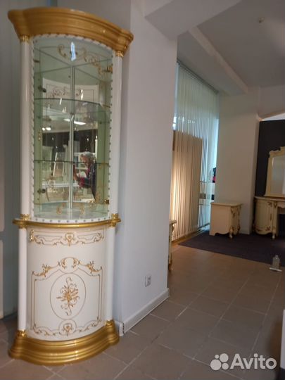 Шкаф Витрина угловая цвет белый золото – новая