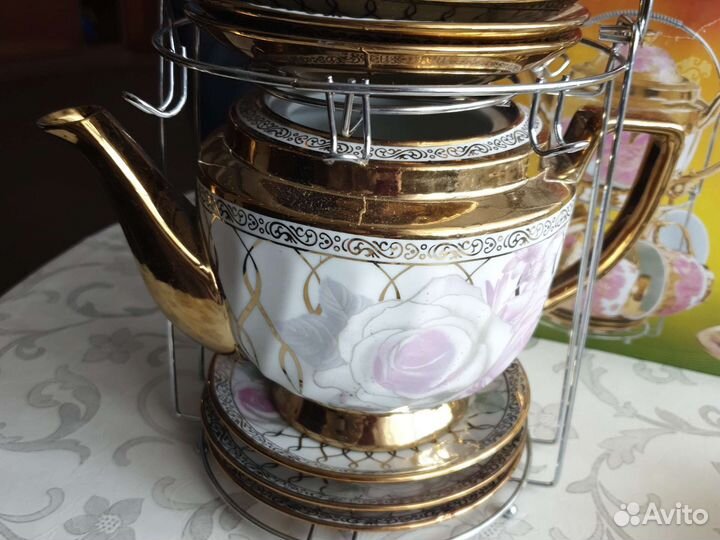 Чайный сервиз с чайником на подставке