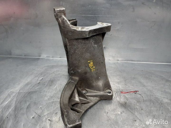 Кронштейн двигателя левый Volkswagen Sharan