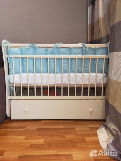 Детская кроватка с маятником и ящиком