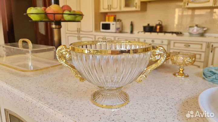 Ваза для фруктов на ножке