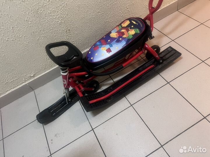 Снегокат с ручкой и колесами