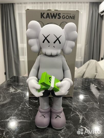 Фигурка kaws с деньгами money