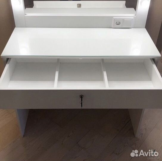 Туалетный столик визажиста с гримёрным зеркалом