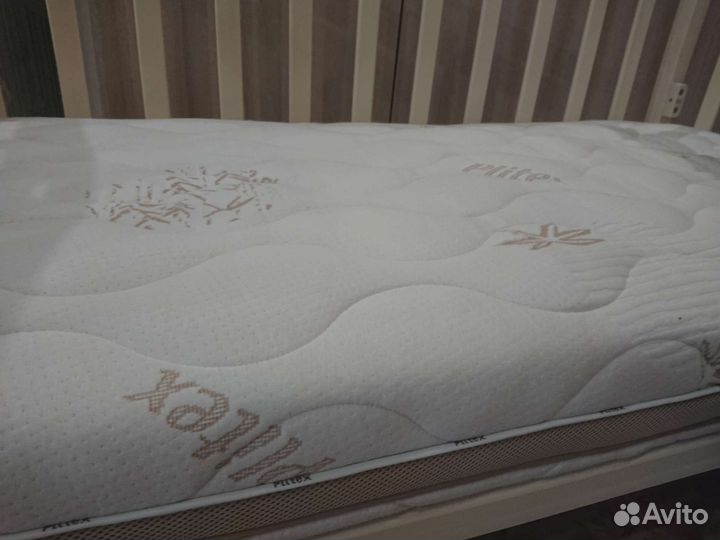 Детская кроватка с маятником и матрасом