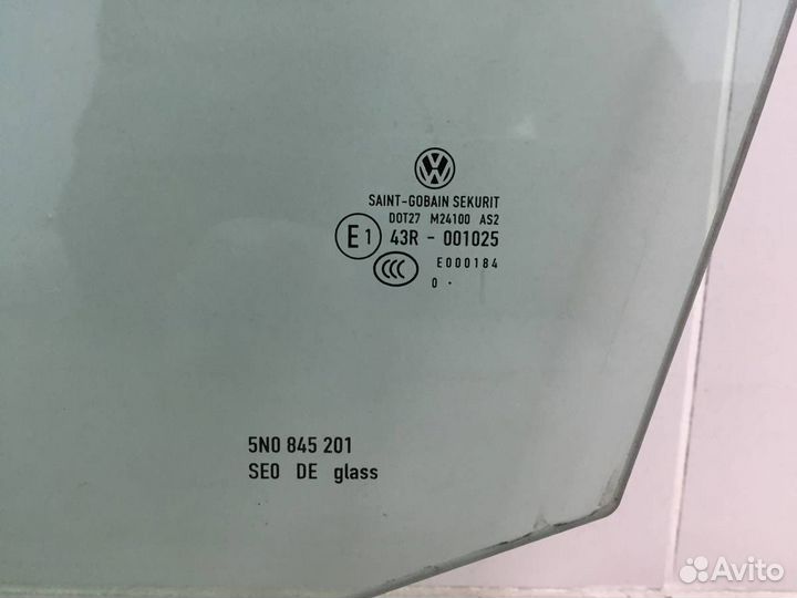 Стекло двери передней левой Volkswagen Tiguan 5N1
