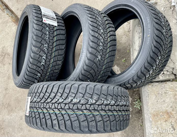 Kumho WinterCraft WP71 275/35 R19 и 245/40 R19 100V