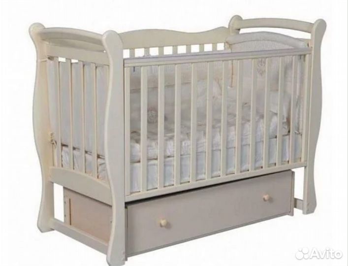 Детская кроватка с маятником и ящиком