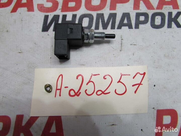 Датчик включения стопсигнала для Hyundai Solaris 1