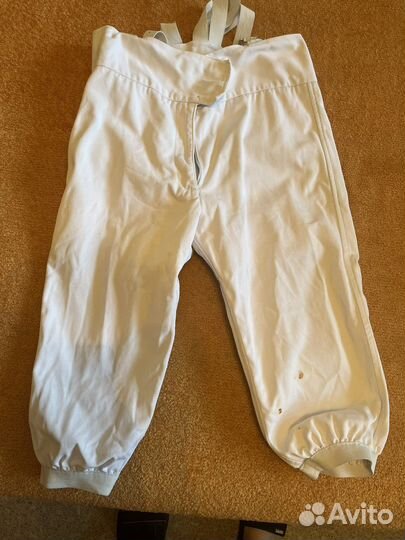 Набочник и костюм для фехтования