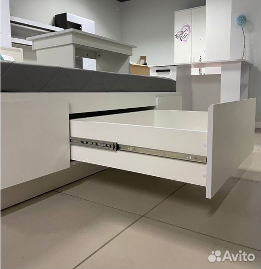 Кровать парящая белая