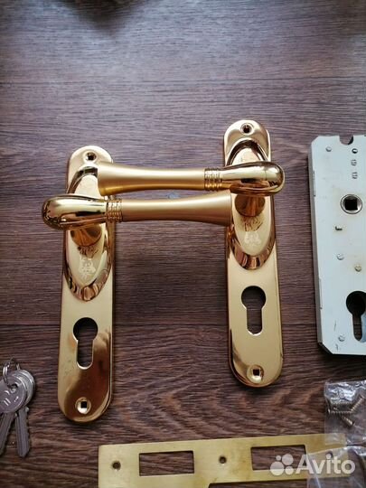 Замок врезной с ручками. новый