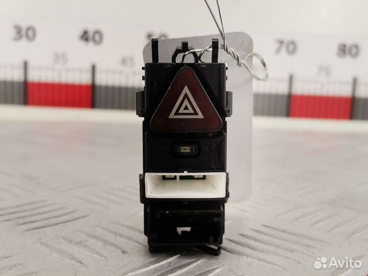 Кнопка аварийной сигнализации Mercedes-Benz