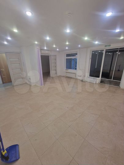 Отдельный вход с улицы. Под офис/магазин