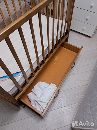 Детская кроватка с матрасом, маятником и ящиком