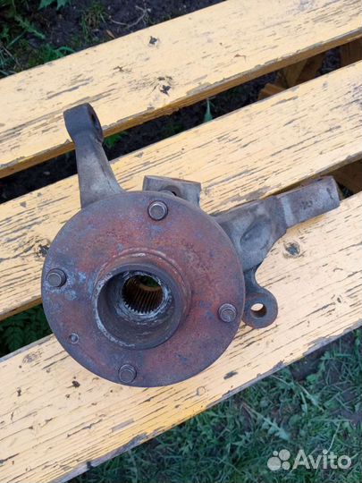 Передний правый поворотный кулак